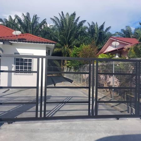 Cempaka Homestay Parit Raja Bagian luar foto