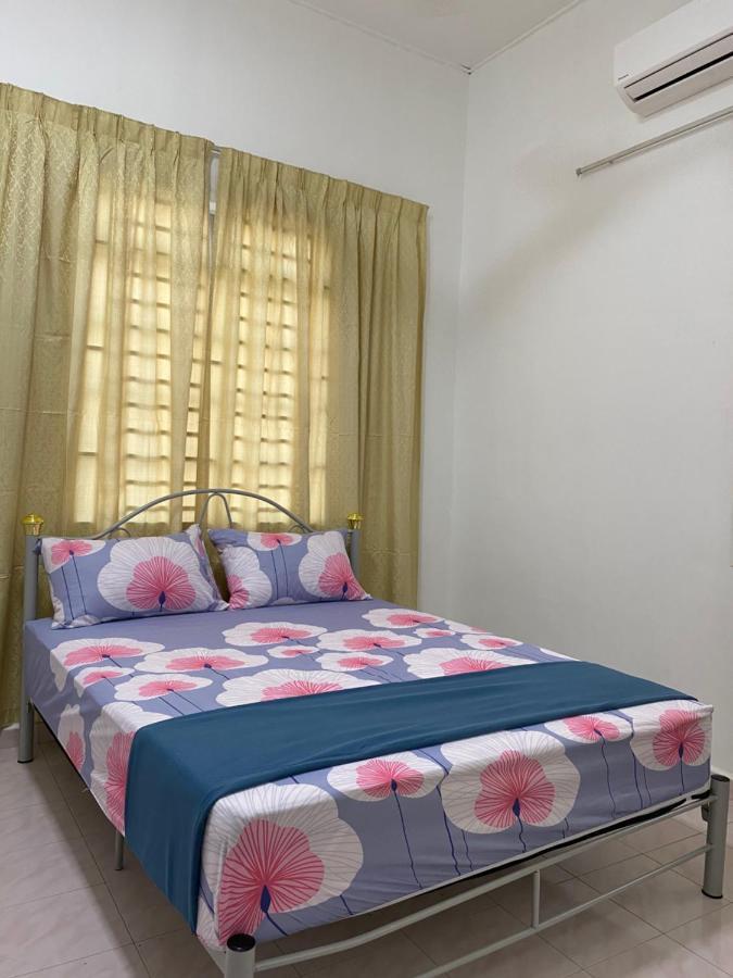 Cempaka Homestay Parit Raja Bagian luar foto