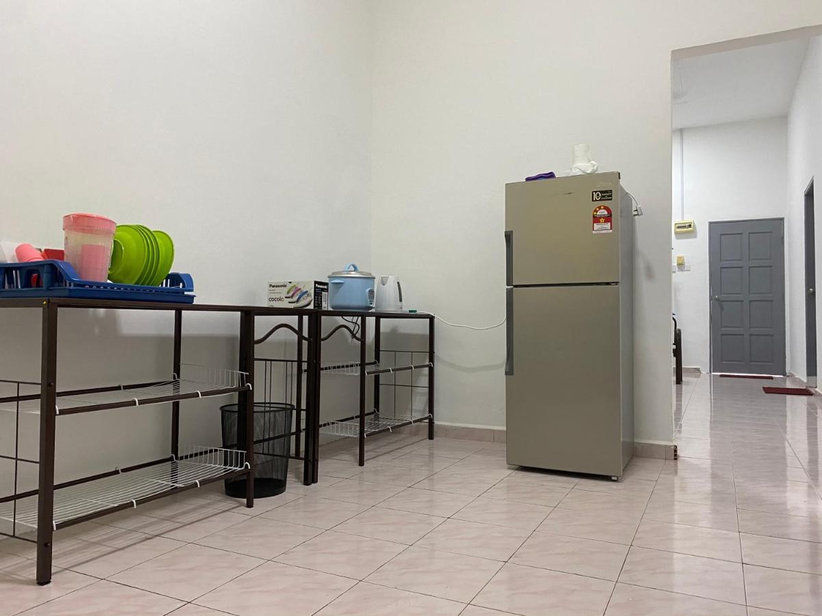 Cempaka Homestay Parit Raja Bagian luar foto