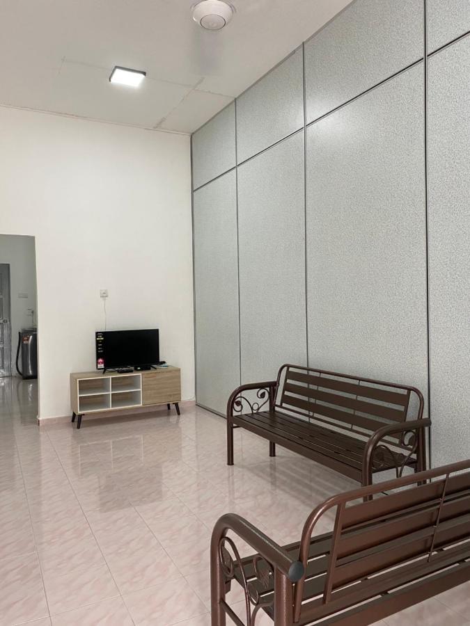 Cempaka Homestay Parit Raja Bagian luar foto