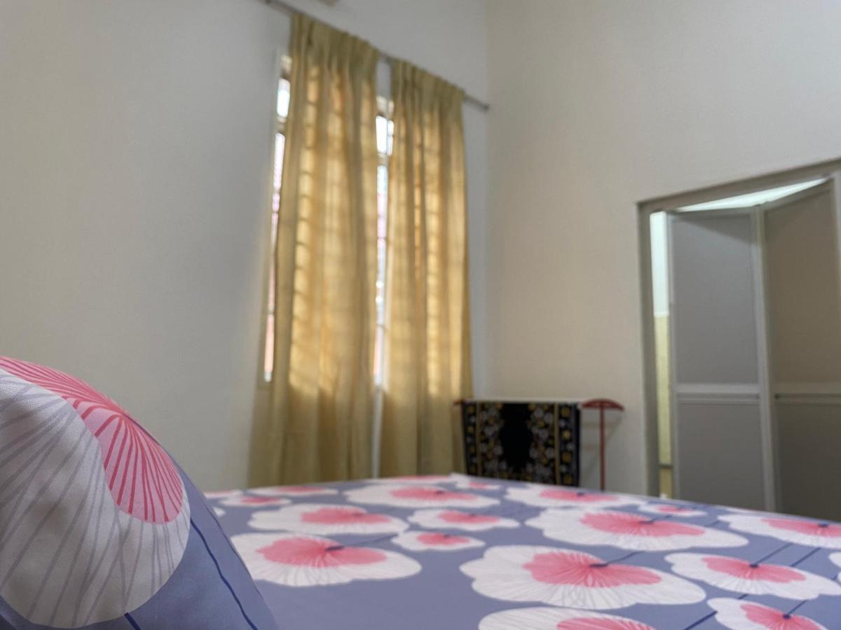 Cempaka Homestay Parit Raja Bagian luar foto