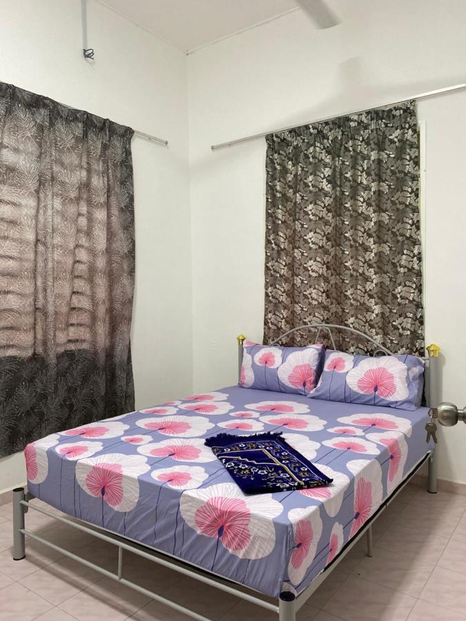 Cempaka Homestay Parit Raja Bagian luar foto