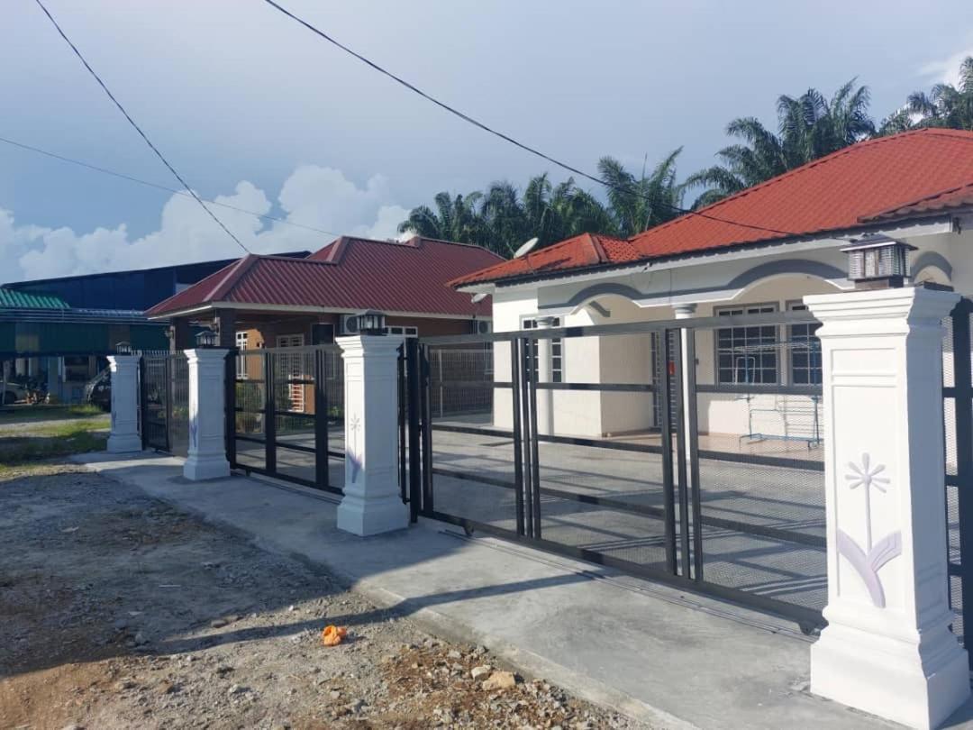 Cempaka Homestay Parit Raja Bagian luar foto